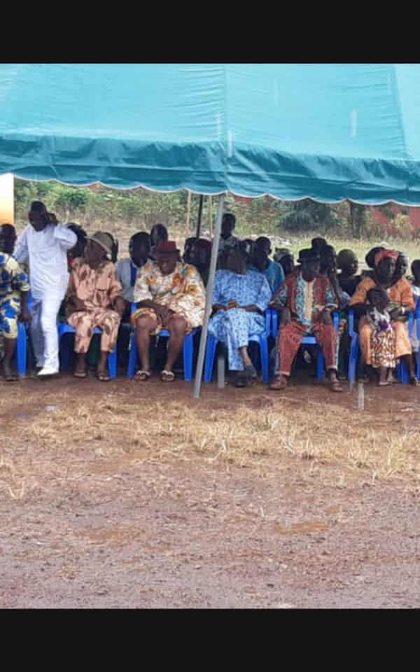 Participants à une cérémonie communautaire ENYA
