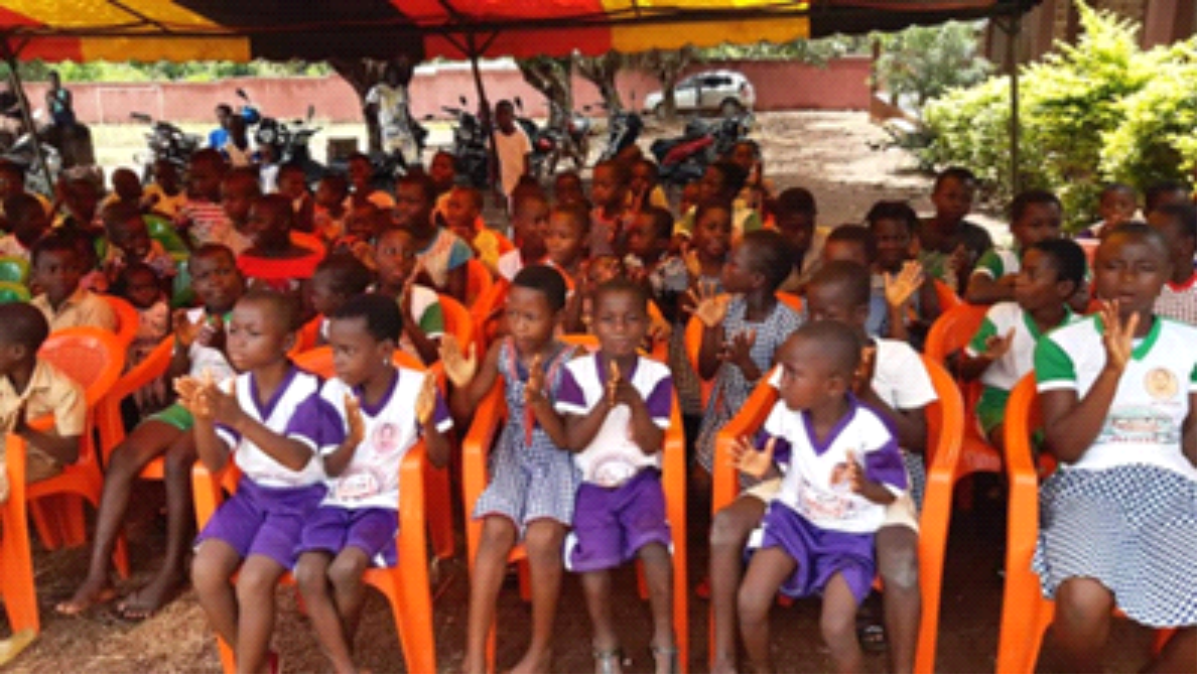 Des enfants réunis lors d’une action d’ENYA en Côte d’Ivoire